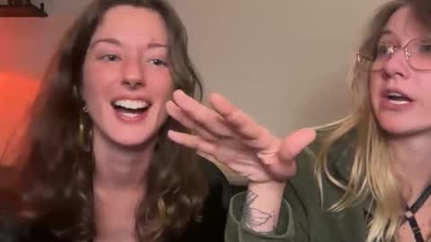 Snapshot of 2girls1boat chatting on 11-17-25, 04:40 Zenon Zelda online show from 11-17-25, 04:40