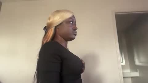 Snapshot of 304divinekarma chatting on 11-05-25, 08:42 GamerBaddieLux online show from 11-05-25, 08:42