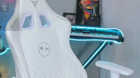 Snapshot of 4ever_dude chatting on 12-29-24, 03:33 Andrew online show from 12-29-24, 03:33