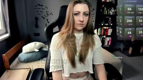 Snapshot of _aleksaa_ chatting on 10-21-25, 12:17 Aleksandra online show from 10-21-25, 12:17