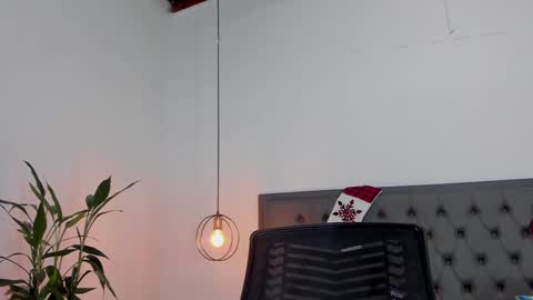 Snapshot of _aline_hall chatting on 12-04-24, 10:35 Alline Hall online show from 12-04-24, 10:35