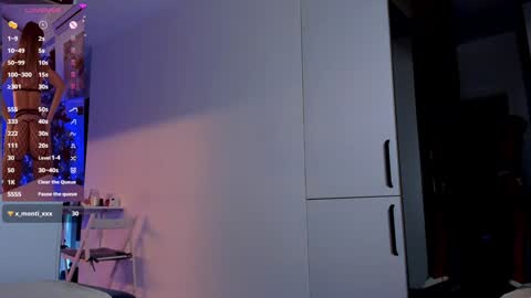 Snapshot of _alleyesonme chatting on 12-18-24, 01:02 Mia online show from 12-18-24, 01:02