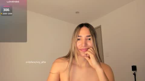 Snapshot of _alliex_ chatting on 11-22-25, 11:42 you can call me pretty online show from 11-22-25, 11:42