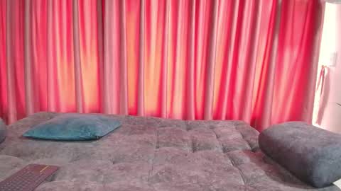 Snapshot of _annie_thomson_ chatting on 10-23-25, 05:12 Melissa online show from 10-23-25, 05:12