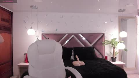 Snapshot of _antonnela_ chatting on 11-22-25, 02:05 antonnela online show from 11-22-25, 02:05