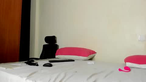 Snapshot of _ariah chatting on 09-16-25, 03:40 Ariah independent model online show from 09-16-25, 03:40