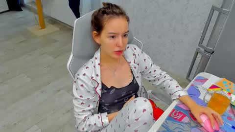 Snapshot of _arina_cox__ chatting on 11-11-25, 11:43 Arina online show from 11-11-25, 11:43