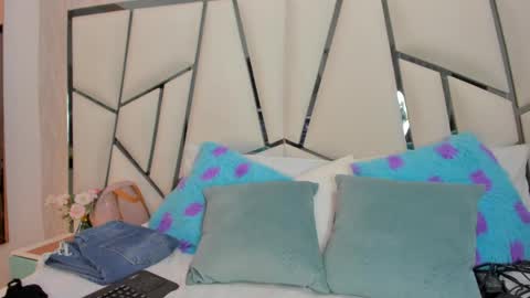 Aura online show from 04-24-26, 05:10