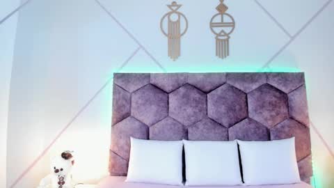 Snapshot of _aurora_collins_ chatting on 11-22-25, 12:26 _aurora_collins_ online show from 11-22-25, 12:26