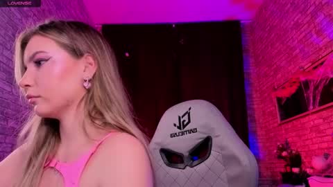 Snapshot of _bellaclark chatting on 10-27-25, 08:46 Bella online show from 10-27-25, 08:46