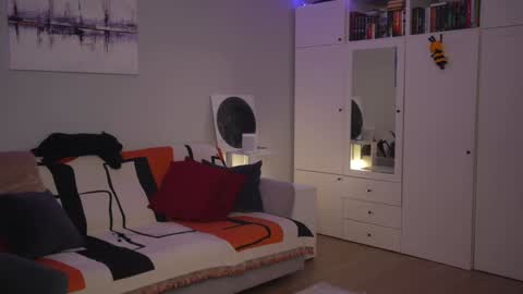 Snapshot of _blackbee_ chatting on 02-17-26, 05:48 Lili online show from 02-17-26, 05:48