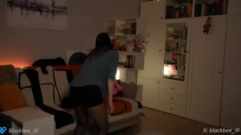 Snapshot of _blackbee_ chatting on 05-27-26, 05:21 Lili online show from 05-27-26, 05:21