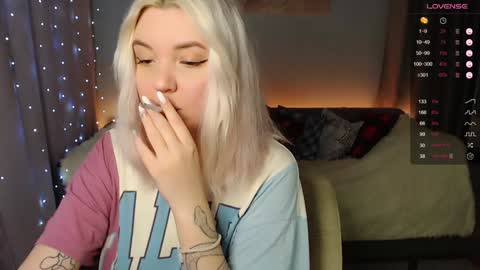 Snapshot of _blonde_barbie_ chatting on 12-08-24, 09:08 Elizabeth online show from 12-08-24, 09:08