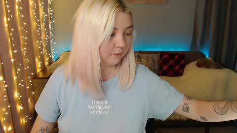 Snapshot of _blonde_barbie_ chatting on 12-18-24, 03:47 Elizabeth online show from 12-18-24, 03:47