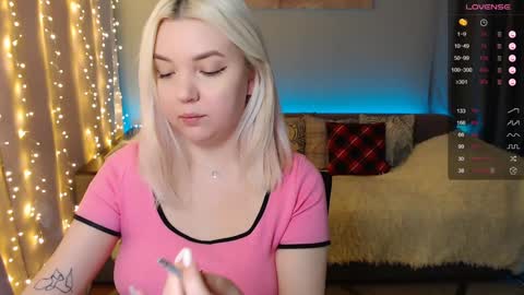 Snapshot of _blonde_barbie_ chatting on 12-23-24, 06:27 Elizabeth online show from 12-23-24, 06:27