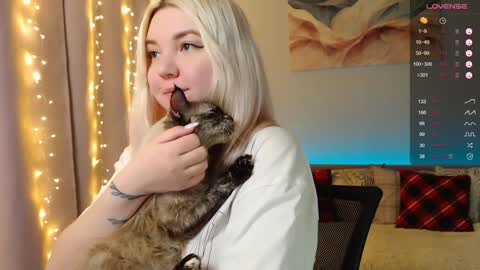 Snapshot of _blonde_barbie_ chatting on 12-24-24, 09:44 Elizabeth online show from 12-24-24, 09:44