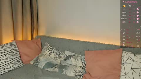 Snapshot of _blonde_barbie_ chatting on 11-25-25, 11:05 Elizabeth online show from 11-25-25, 11:05