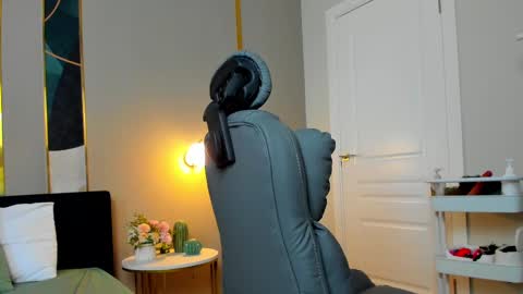 Snapshot of _bunnydollstella_ chatting on 02-24-25, 07:11 Stella online show from 02-24-25, 07:11