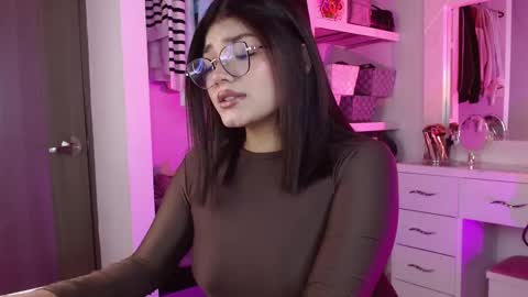 Snapshot of _camilaaa__ chatting on 09-14-25, 05:50 online show from 09-14-25, 05:50