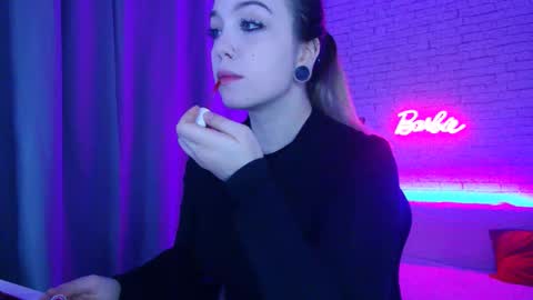 Snapshot of _crazybee_ chatting on 11-28-25, 10:07 Nica online show from 11-28-25, 10:07