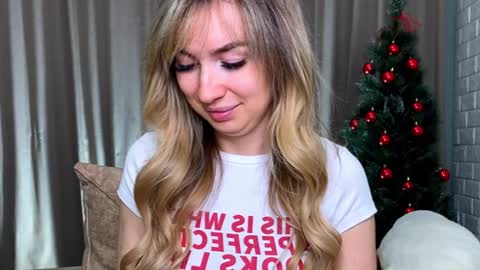 Snapshot of _crystal_moon_1 chatting on 12-18-25, 09:21 _crystal_moon_1 online show from 12-18-25, 09:21