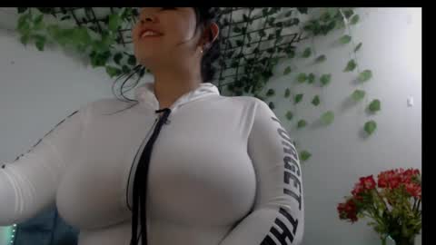 Snapshot of _donniia_ chatting on 03-08-25, 02:23 Dannia online show from 03-08-25, 02:23