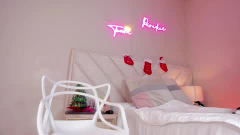 Snapshot of _emily__cb chatting on 12-14-25, 12:43 Hi Im Emily online show from 12-14-25, 12:43