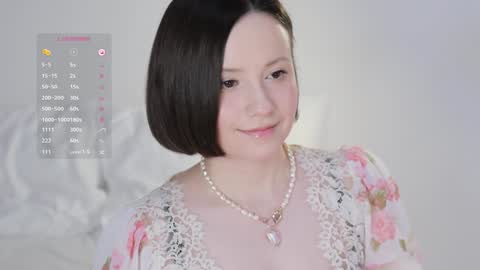 Snapshot of _female_essence_ chatting on 02-05-25, 09:15 Essie online show from 02-05-25, 09:15