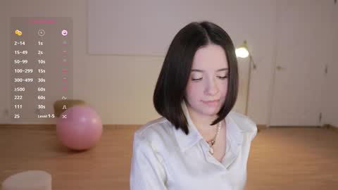 Snapshot of _female_essence_ chatting on 10-08-25, 04:37 Essie online show from 10-08-25, 04:37