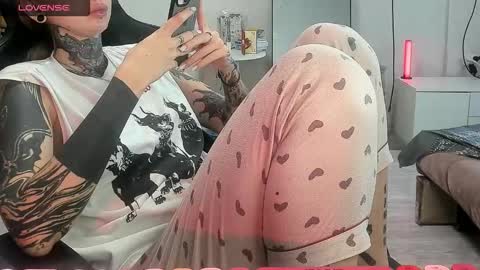 Snapshot of _feralberry__ chatting on 10-19-25, 08:04 Alis online show from 10-19-25, 08:04