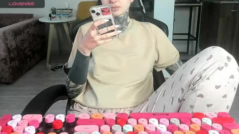 Snapshot of _feralberry__ chatting on 03-30-26, 08:15 Alis online show from 03-30-26, 08:15