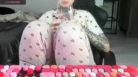 Snapshot of _feralberry__ chatting on 05-28-26, 06:00 Alis online show from 05-28-26, 06:00