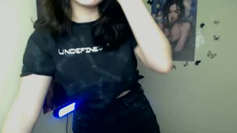 Snapshot of _foxy_lady chatting on 11-28-25, 08:06 Alice online show from 11-28-25, 08:06