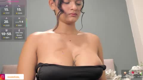 Snapshot of _frida_1 chatting on 11-10-25, 01:32 Frida online show from 11-10-25, 01:32