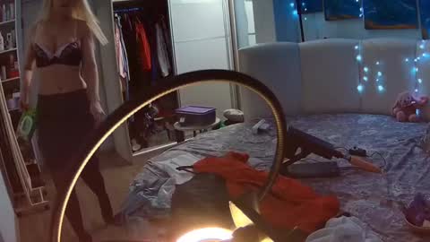 Snapshot of _glamorous_ chatting on 12-19-24, 09:06 _glamorous_ online show from 12-19-24, 09:06