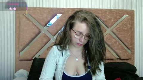 Snapshot of _isaabellaa chatting on 05-18-26, 01:06 Isa online show from 05-18-26, 01:06