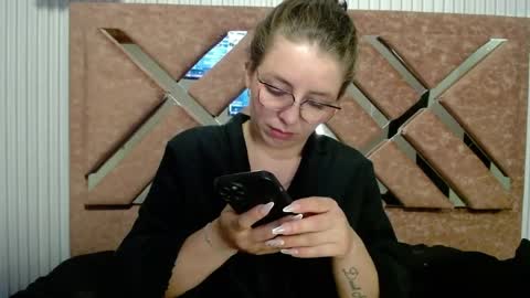 Snapshot of _isaabellaa chatting on 06-08-26, 01:28 Isa online show from 06-08-26, 01:28