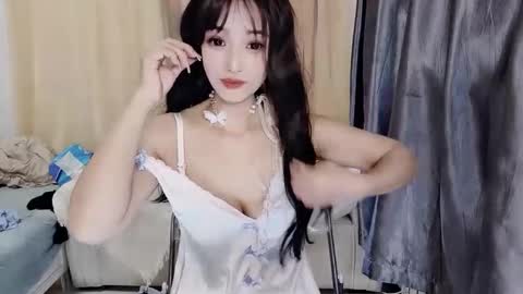 Snapshot of _iuiu_ chatting on 12-15-24, 10:28 UU online show from 12-15-24, 10:28