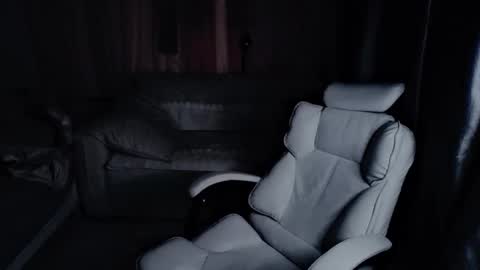 Snapshot of _iuiu_ chatting on 12-19-24, 10:02 UU online show from 12-19-24, 10:02