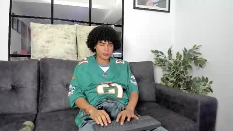 Snapshot of _jaay77 chatting on 02-06-25, 11:37 Jay online show from 02-06-25, 11:37