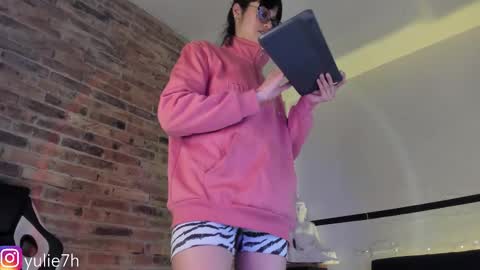  ...  online show from 03-08-25, 07:42