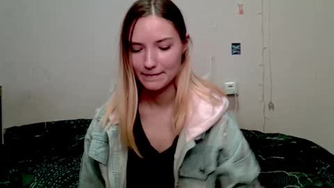 _kikiclark_ online show from 10-12-25, 08:41