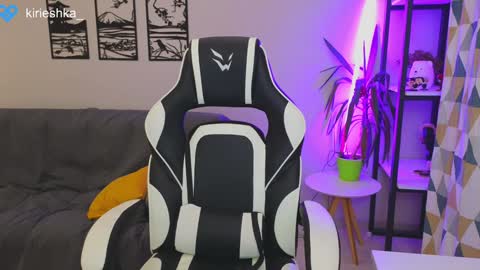 Snapshot of _kirieshka chatting on 12-21-24, 02:15 Molly   Emily online show from 12-21-24, 02:15