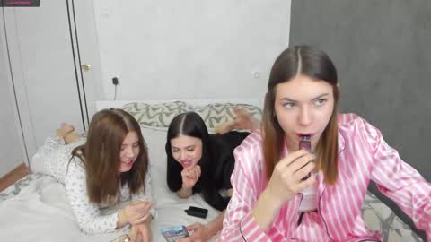 Snapshot of _kirieshka chatting on 02-16-25, 02:32 Molly   Emily online show from 02-16-25, 02:32