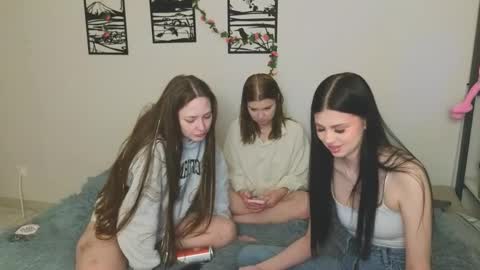 Snapshot of _kirieshka chatting on 03-12-25, 01:40 Molly   Emily online show from 03-12-25, 01:40