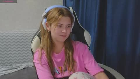 Snapshot of _kirieshka chatting on 09-22-25, 07:05 Molly   Emily online show from 09-22-25, 07:05