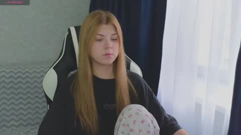 Snapshot of _kirieshka chatting on 09-27-25, 12:54 Molly   Emily online show from 09-27-25, 12:54