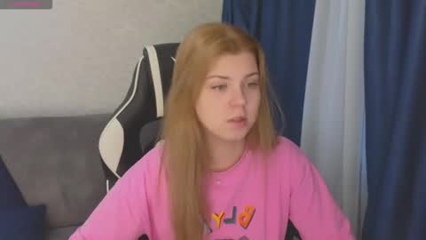 Snapshot of _kirieshka chatting on 10-12-25, 01:21 Molly   Emily online show from 10-12-25, 01:21