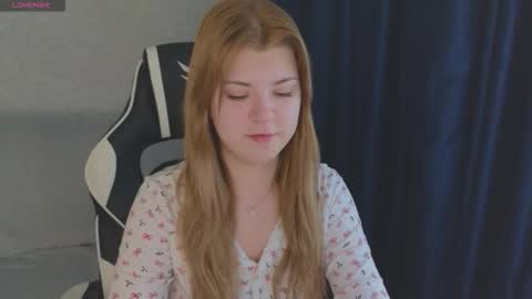 Snapshot of _kirieshka chatting on 10-15-25, 04:34 Molly   Emily online show from 10-15-25, 04:34