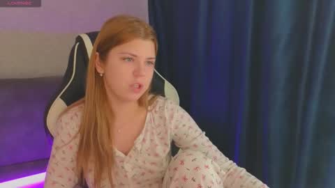 Snapshot of _kirieshka chatting on 10-19-25, 09:32 Molly   Emily online show from 10-19-25, 09:32